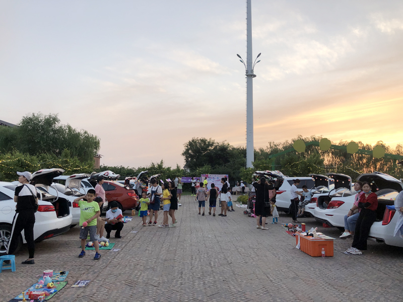 夏令營挑戰(zhàn)地攤經(jīng)濟(jì)，覽眾房車不一樣的活動