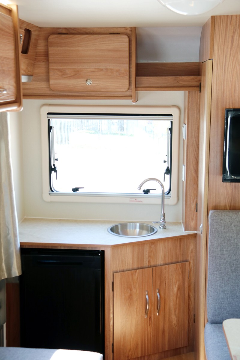 四驅、兩張超大床人床的房車，看這款