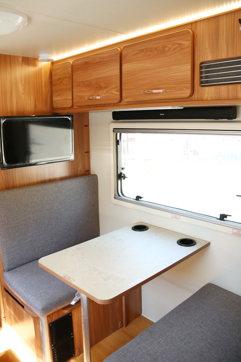 四驅、兩張超大床人床的房車，看這款