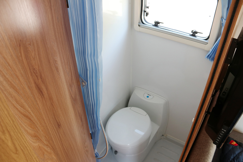 四驅、兩張超大床人床的房車，看這款