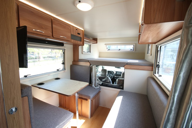 四驅、兩張超大床人床的房車，看這款