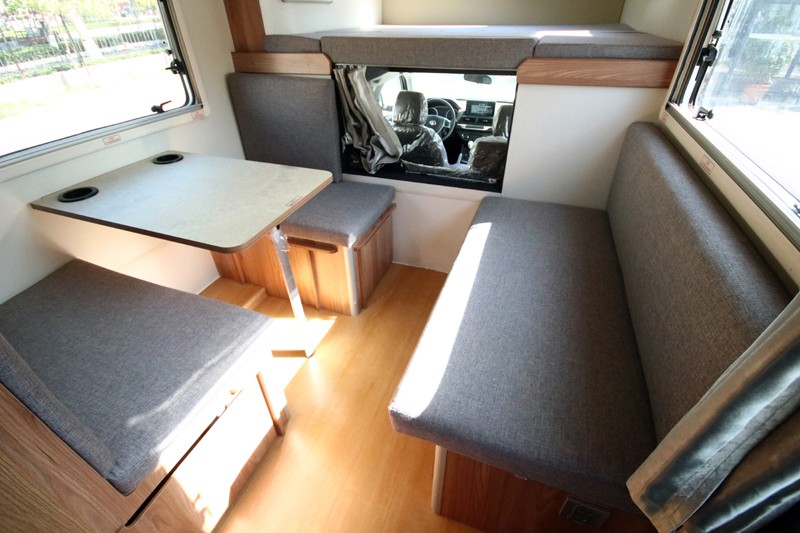 四驅、兩張超大床人床的房車，看這款