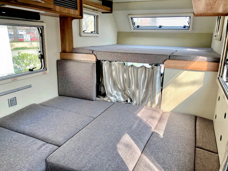 四驅、兩張超大床人床的房車，看這款