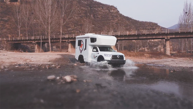 極致動力、四驅越野，樣樣都強，就是這款房車